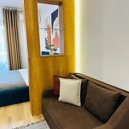 Skyline Apartment *